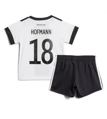 Tyskland Jonas Hofmann #18 Replika Babytøj Hjemmebanesæt Børn VM 2022 Kortærmet (+ Korte bukser)